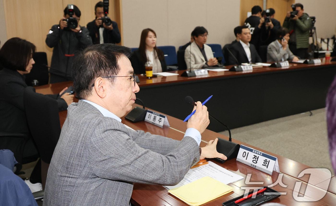 본문 이미지 - 이정희 배달플랫폼-입점업체 상생협의체 위원장이 7일 서울 종로구 정부서울청사 별관에서 열린 배달앱 상생협의체 회의를 주재하고 있다. 2024.11.7/뉴스1 ⓒ News1 허경 기자