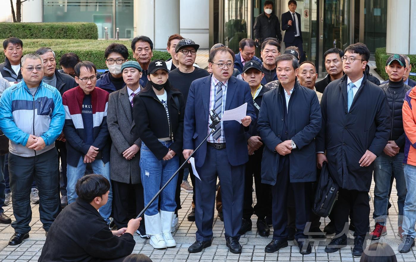 이향직 형제복지원 서울경기피해자협의회 대표와 형제복지원 사건 피해자들이 7일 서울 서초구 서울중앙지법 앞에서 대한민국을 상대로 제기한 국가배상 손해배상 소송 2심 선고 공판을 마치고 취재진에 입장을 밝히고 있다. 2024.11.7/뉴스1 ⓒ News1 김도우 기자