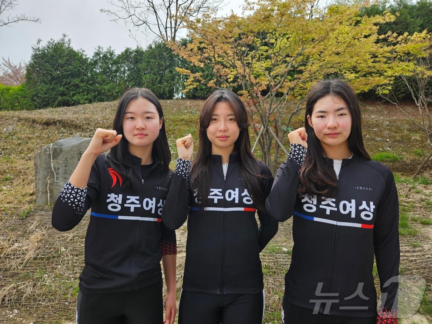 본문 이미지 - 청주여상 롤러부가 제천컵 롤러선수권대회에서 여고부 트랙부문 종합우승을 차지했다. 왼쪽부터 박진아, 송민경, 전하을 선수.(충북교육청 제공)/뉴스1