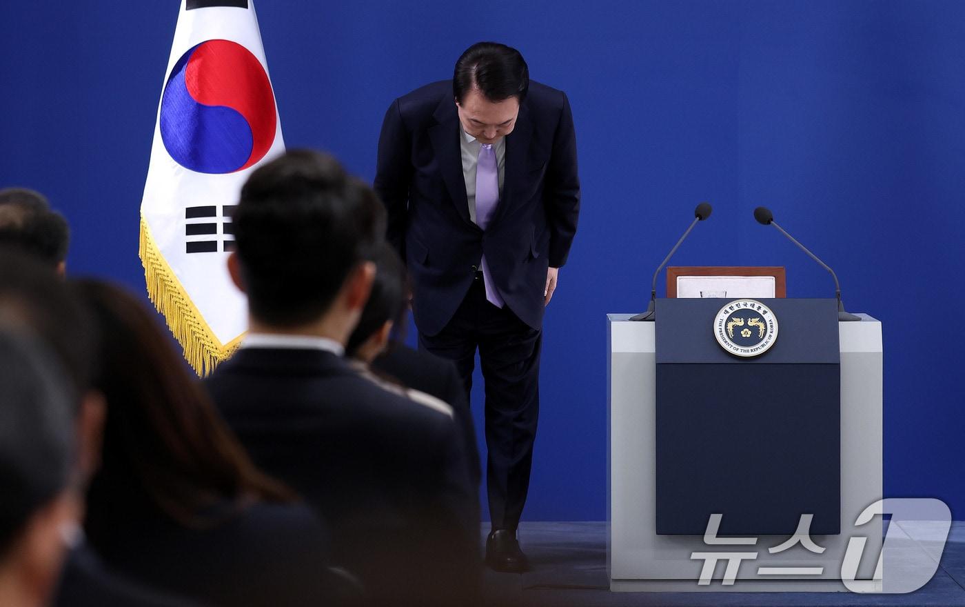 본문 이미지 - 윤석열 대통령이 7일 서울 용산 대통령실 청사 브리핑실에서 대국민 담화 중 국민들에게 고개숙여 사과하고 있다. 2024.11.7/뉴스1 ⓒ News1 박지혜 기자