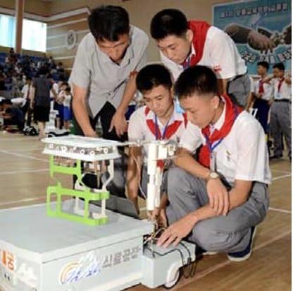 본문 이미지 - 북한 대외선전 매체 금수강산 11월호에 소개된 '제1차 보통교육부문 교종별 로보트(로봇) 경기'. (금수강산 갈무리)