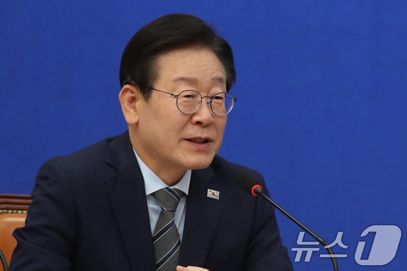 이재명 더불어민주당 대표가 7일 오후 서울 용산 CGV에서 진행된 '괜찮아, 엘리스' 시사회에 참석해 영화를 관람했다. 2024.11.7/뉴스1 ⓒ News1 이광호 기자