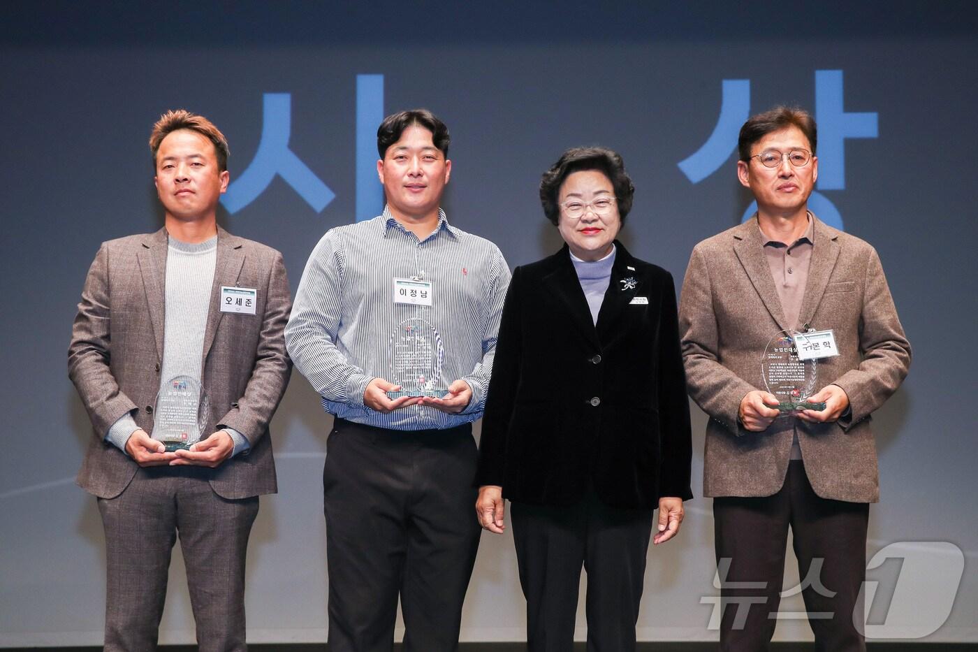 본문 이미지 - 왼쪽부터 오세준·이정남 씨, 김경희 이천시장, 구본학 씨.(이천시 제공)