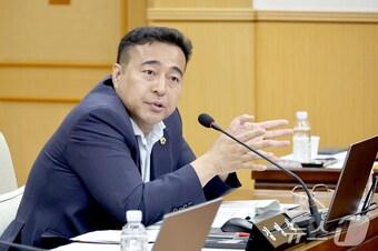본문 이미지 - 대전시의회 산업건설위원회 김영삼 의원이 7일 열린 미래전략산업실 소관 행정사무감사에서 집행기관을 상대로 질의하고 있다.(대전시의회 제공)/뉴스1 ⓒ News1 김경훈 기자