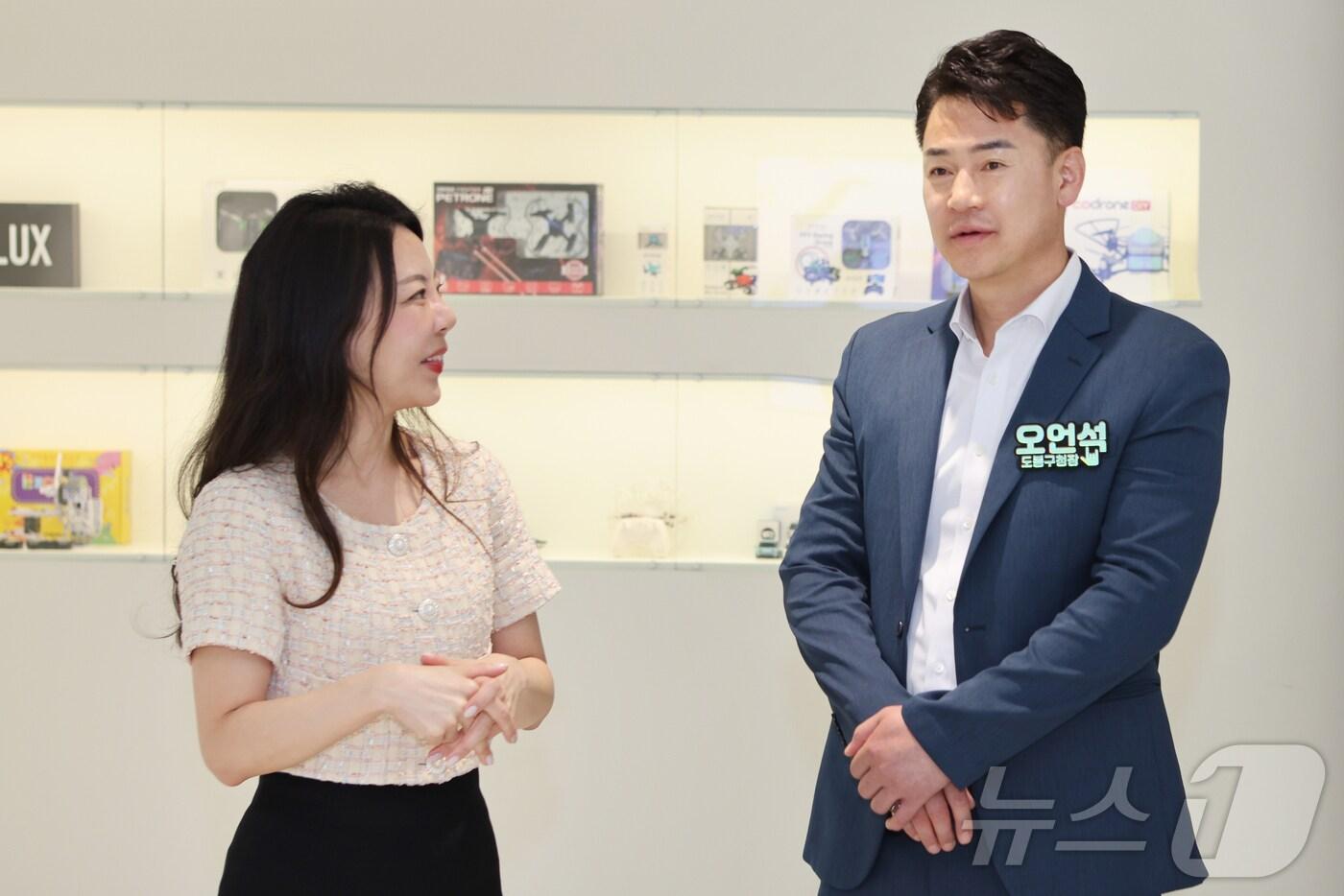  오언석 도봉구청장(오른쪽)과 이다인 에이럭스 공동대표(왼쪽)