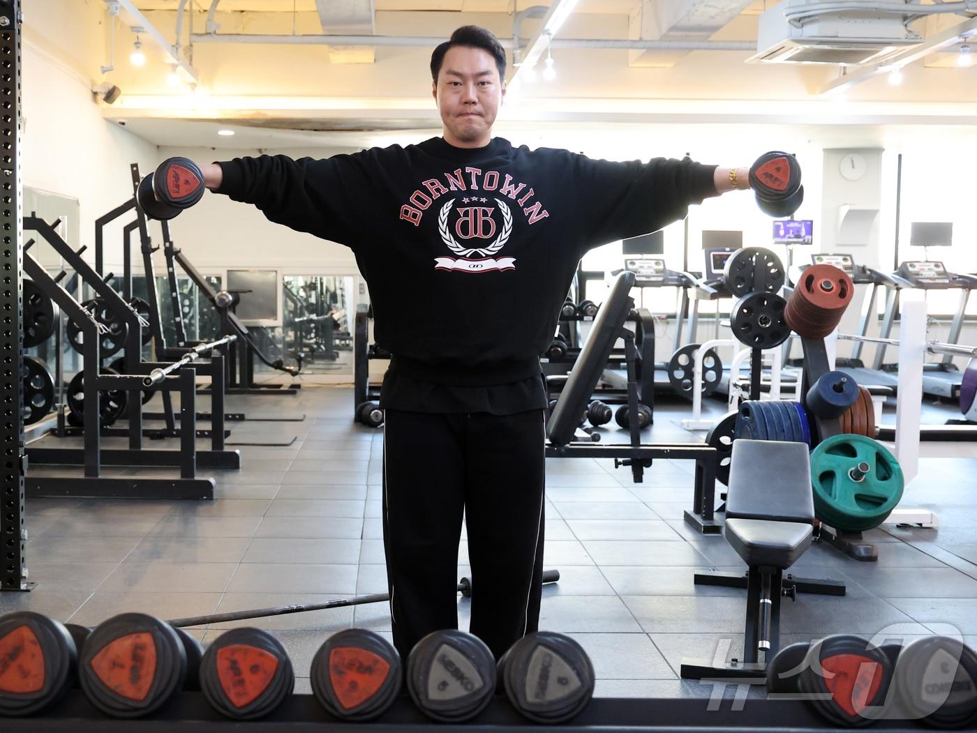 본문 이미지 - 장영천 트레이너가 7일 인천 부평구 타임짐에서 뉴스1과 인터뷰에 앞서 운동법을 설명하고 있다. 2024.11.7/뉴스1 ⓒ News1 황기선 기자