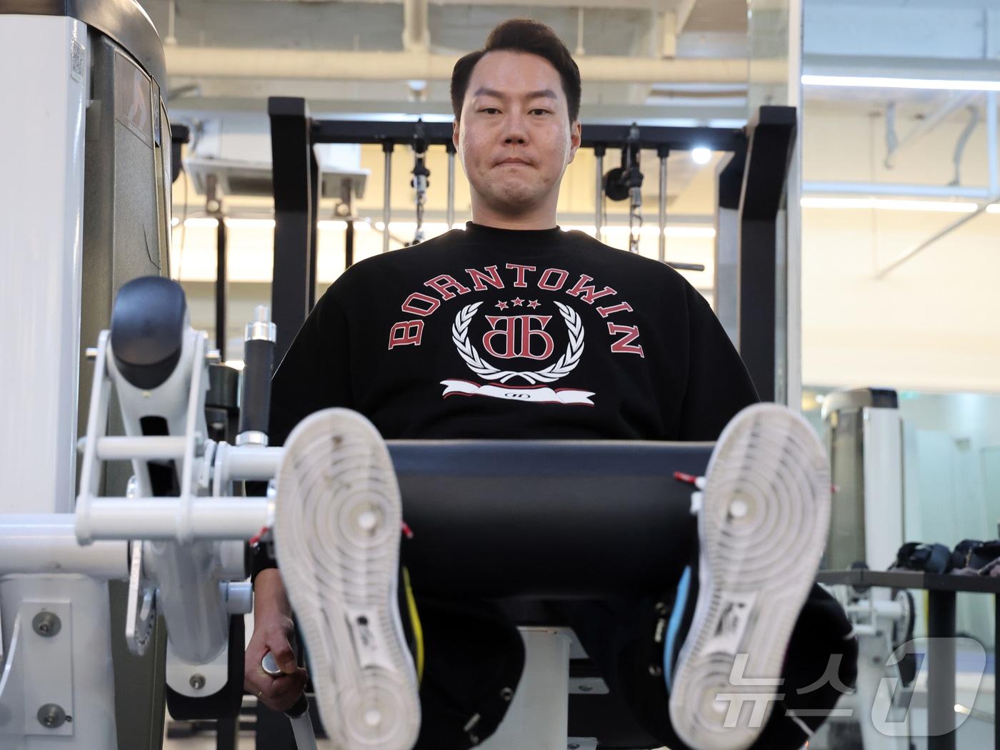 본문 이미지 - 장영천 트레이너가 7일 인천 부평구 타임짐에서 뉴스1과 인터뷰에 앞서 운동법을 설명하고 있다. 2024.11.7/뉴스1 ⓒ News1 황기선 기자