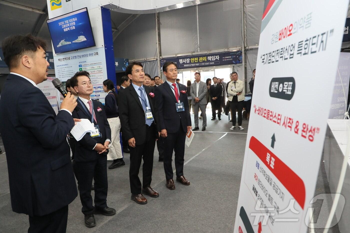 본문 이미지 - 김진태 강원특별자치도지사가 7일 춘천 송암스포츠타운 일대에서 열린 '2024 강원 바이오·창업 엑스포' 개막 행사에서 도내 바이오 기업 부스를 둘러보고 있다.(강원도 제공)