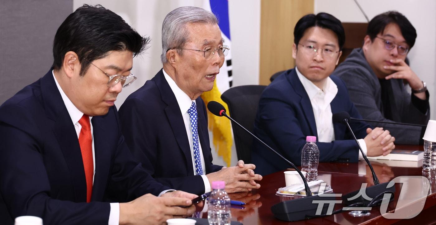 본문 이미지 - 김종인 전 국민의힘 비상대책위원장이 7일 서울 여의도 국회 의원회관에서 열린 국민의힘 3040세대 소장파 모임 첫목회 초청 강연에서 발언하고 있다. 2024.11.7/뉴스1 ⓒ News1 김민지 기자