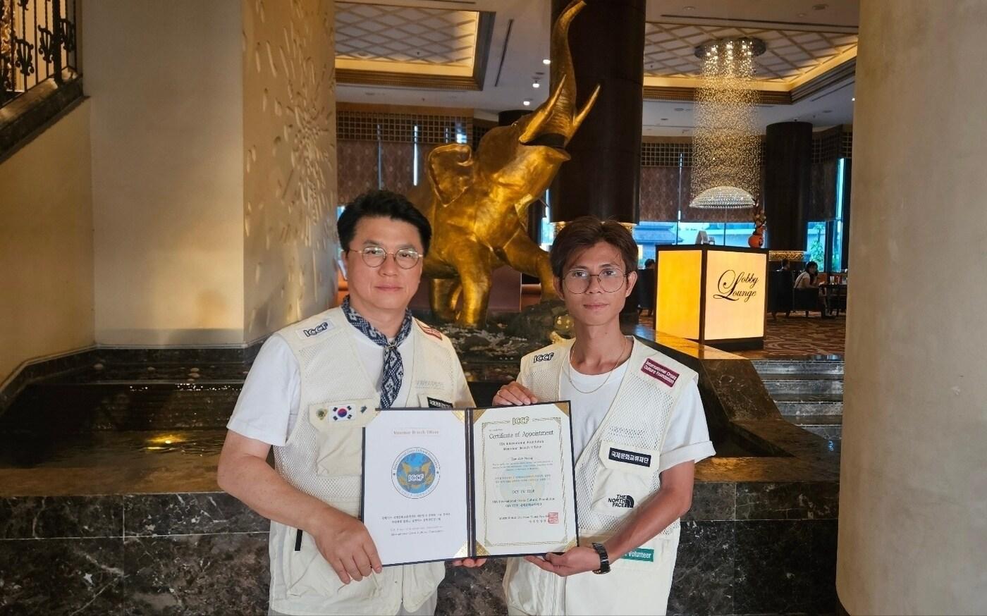 김영규 국제문화교류재단 김영규 이사장(왼쪽), 국제문화교류재단 미얀마 지부장 '조조나잉(Zaw Zaw Naing)이 기념촬영을 하고 있다. /사진제공 = 국제문화교류재단