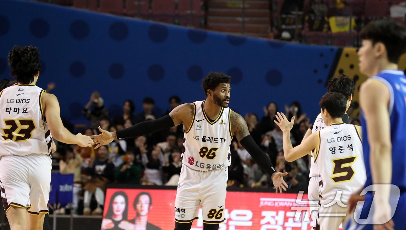 본문 이미지 - 7일 오후 서울 송파구 잠실 실내체육관에서 열린 KCC 프로농구 2024-2025 KBL 서울 삼성과 창원 LG의 경기에서 득점에 성공한 LG 선수들이 기뻐하고 있다. 2024.11.7/뉴스1 ⓒ News1 이승배 기자