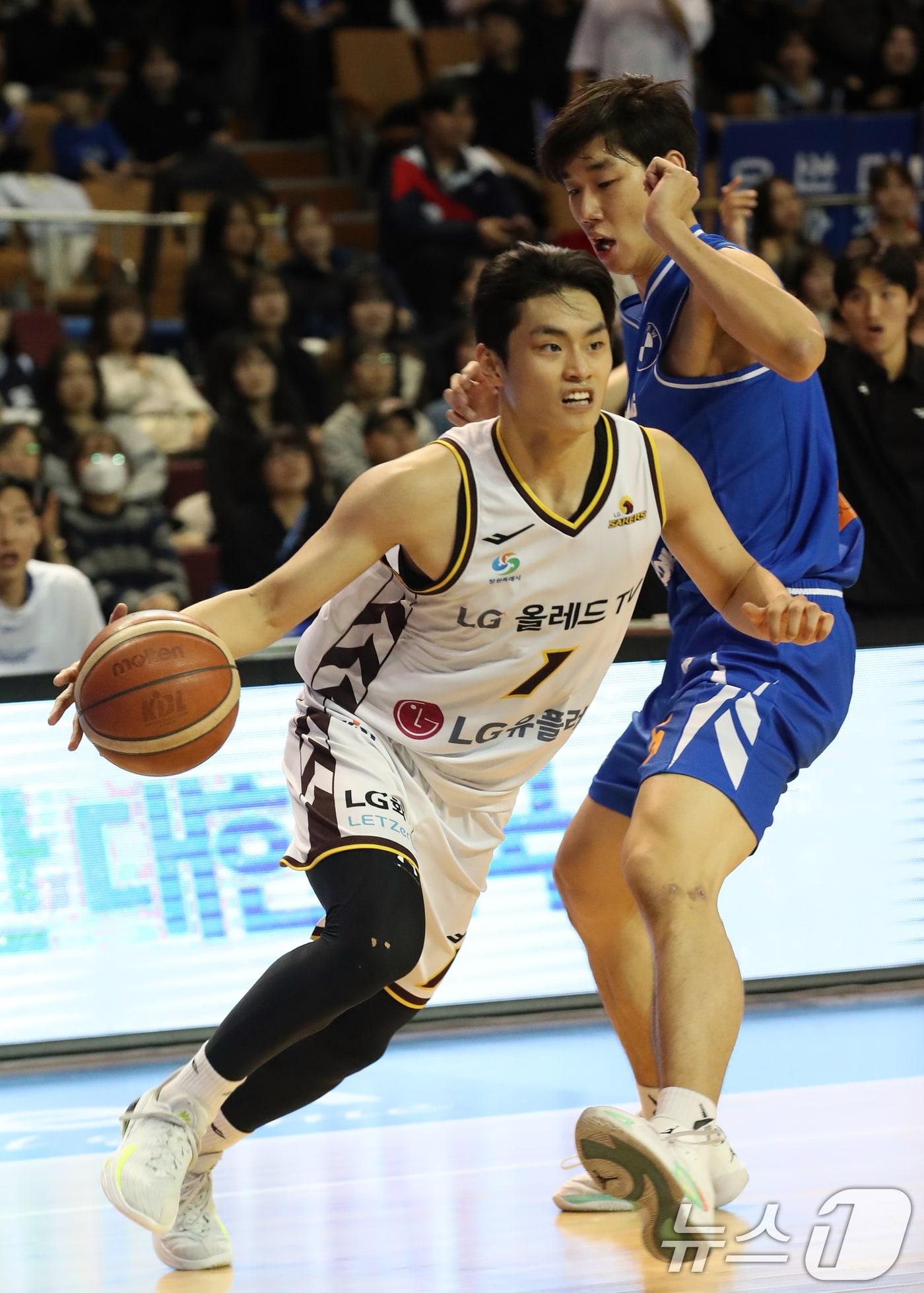본문 이미지 - 7일 오후 서울 송파구 잠실 실내체육관에서 열린 KCC 프로농구 2024-2025 KBL 서울 삼성과 창원 LG의 경기에서 LG 유기상이 돌파하고 있다. 2024.11.7/뉴스1 ⓒ News1 이승배 기자