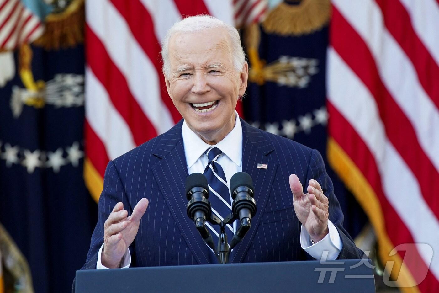 본문 이미지 - 조 바이든 미국 대통령이 7일 백악관 로즈가든에서 대국민 연설을 하며 차기 대통령이 될 도널드 트럼프 전 대통령에게 평화로운 정권 이양을 보장하겠다고 밝히고 있다. 2024.11.7 ⓒ 로이터=뉴스1 ⓒ News1 강민경 기자