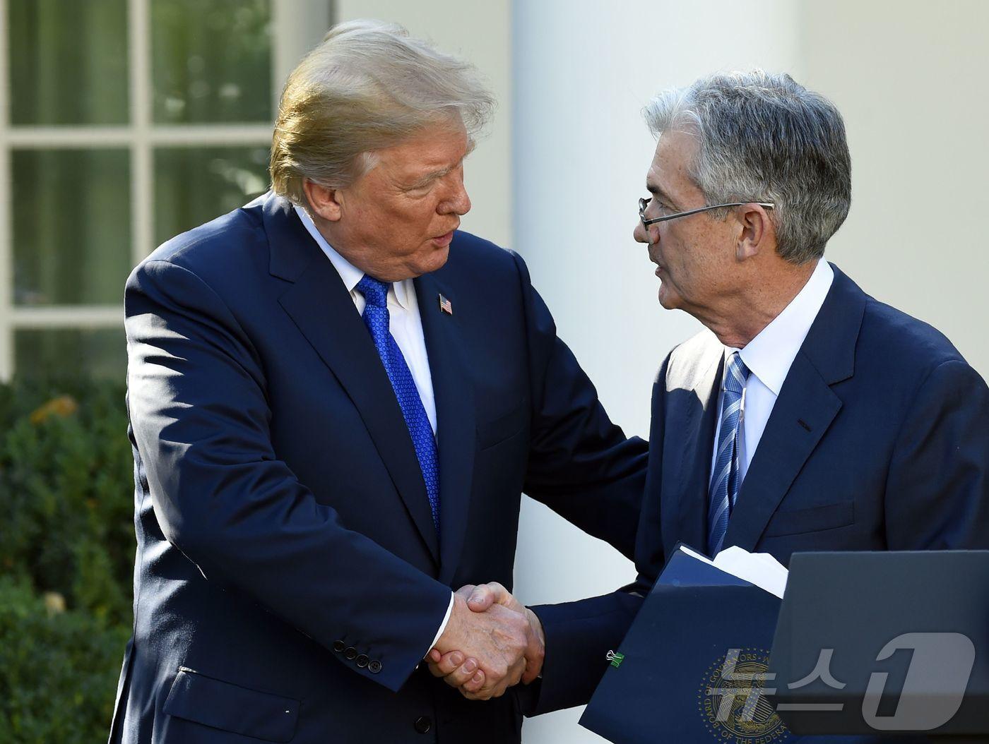 본문 이미지 - 2017년 11월 2일 촬영된 사진에서 도널드 트럼프 미국 대통령이 워싱턴 DC 백악관 로즈가든에서 제롬 파월(오른쪽) 연방준비제도 의장 지명자와 악수를 나누고 있다. ⓒ AFP=뉴스1