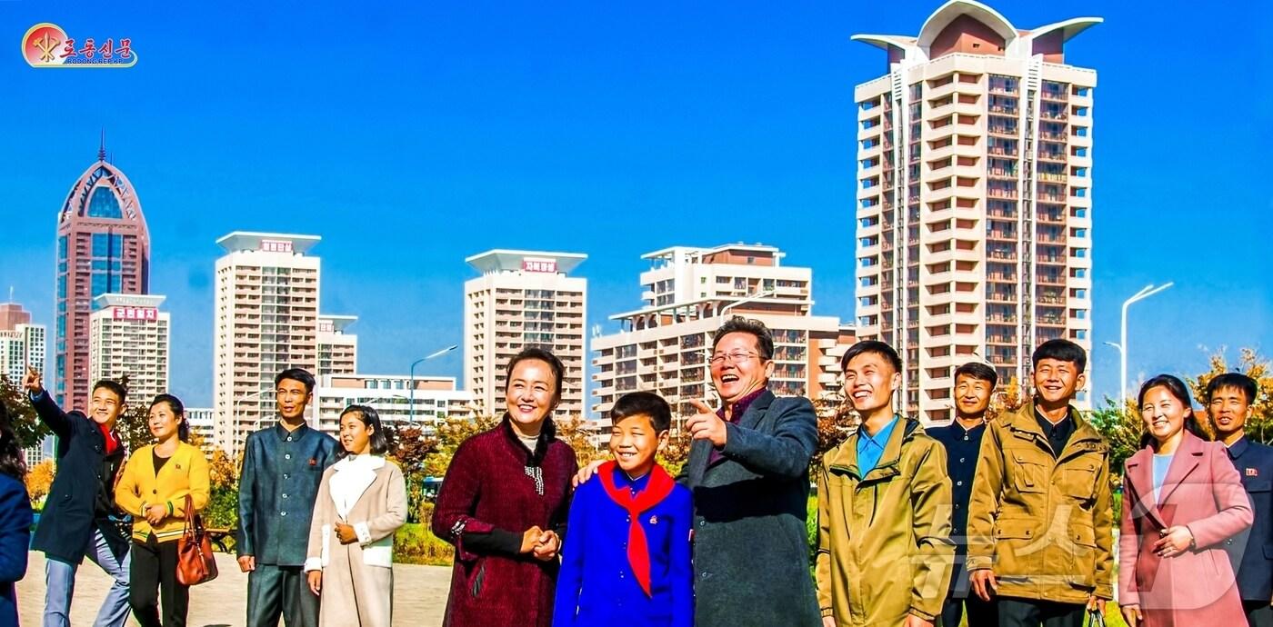 (평양 노동신문=뉴스1) = 북한 노동당 기관지 노동신문은 8일 화성지구 1만 세대 살림집건설장을 조명하며 "고층 살림집과 봉사망, 시설물, 학교 건설이 마감 단계에서 진행되고 있다"라고 보도했다. [국내에서만 사용가능. 재배포 금지. DB 금지. For Use Only in the Republic of Korea. Redistribution Prohibited] rodongphoto@news1.kr