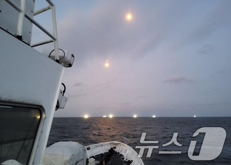 본문 이미지 - 해경이 8일 오전 제주 비양도 북서쪽 24㎞ 해상에서 침몰한 부산선적 대형선망 '135 금성호'(129톤) 실종자 13명을 수색하고 있다. 제주지방해양경찰청 제공) 2024.11.8/뉴스1