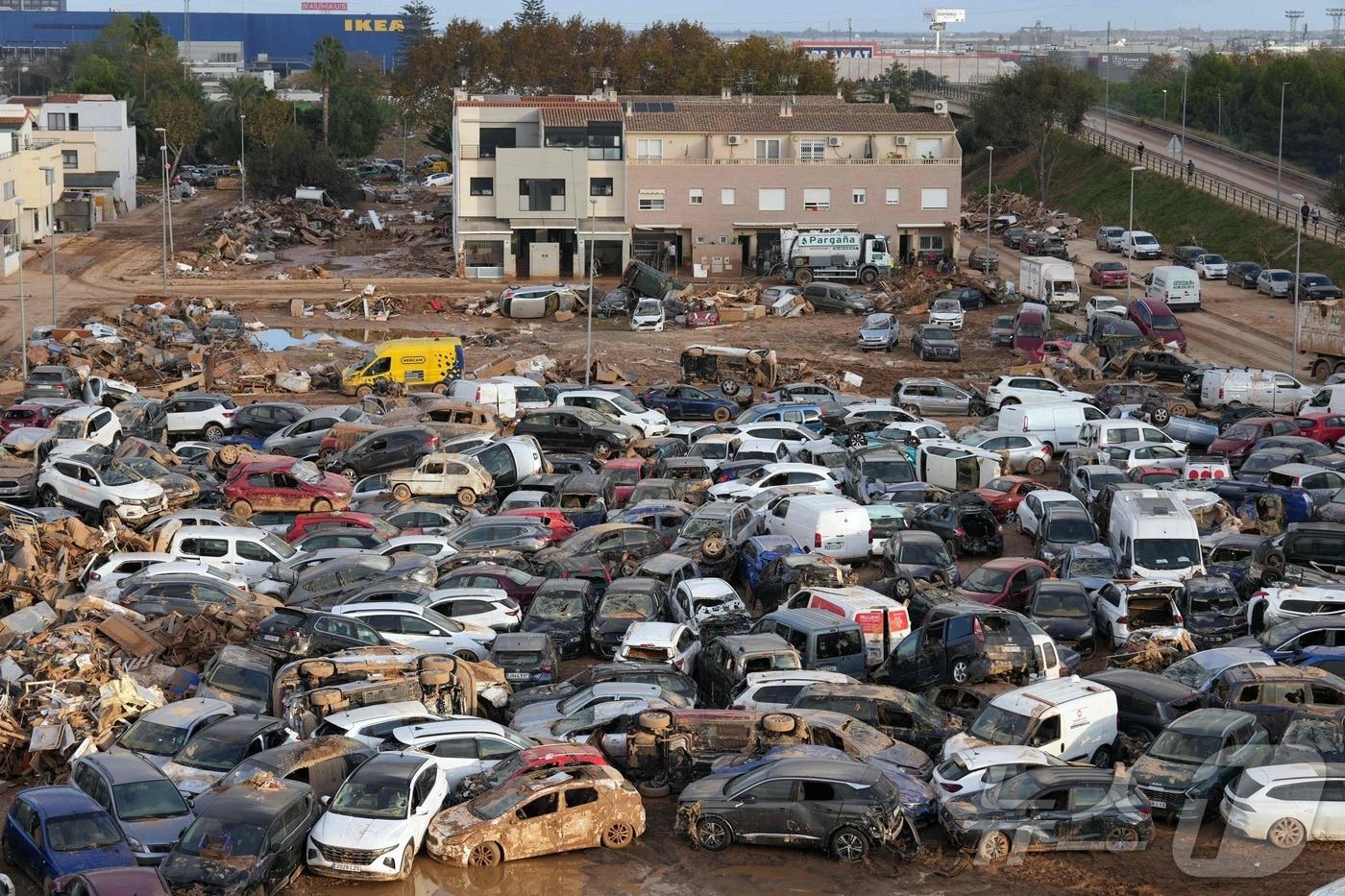 7일 &#40;현지시간&#41; 폭우가 쏟아진 스페인 발렌시아 알파파르 주차장에서 홍수에 파손된 차량들이 보인다. 2024.11.08 ⓒ AFP=뉴스1 