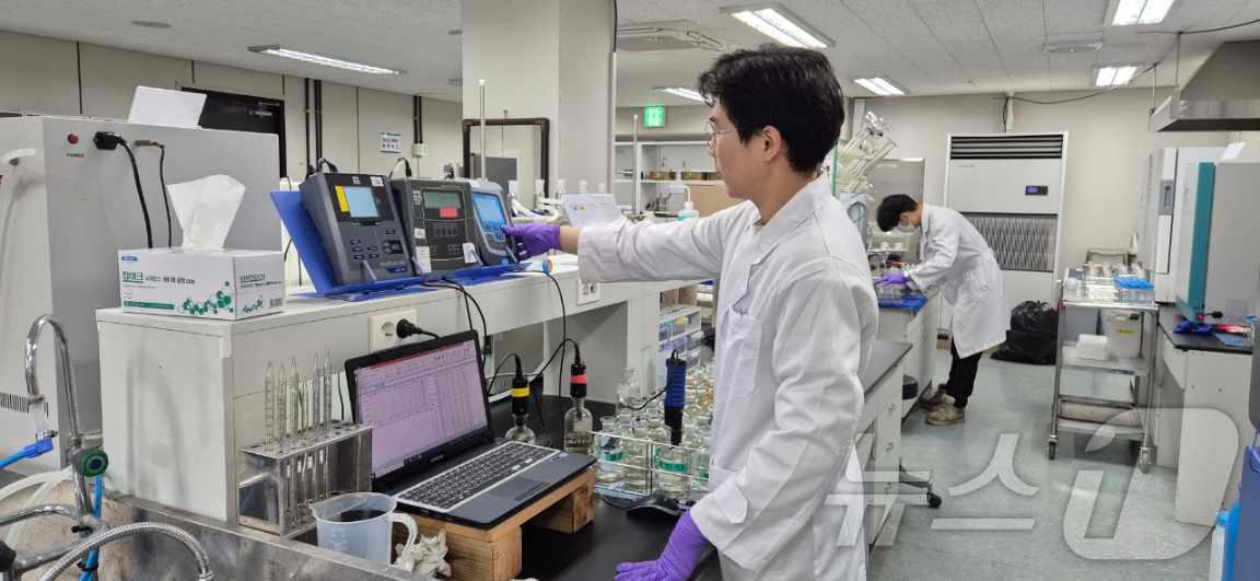 본문 이미지 - 용인시 하수도사업소가 운영 중인 실험실에서 시 관계자가 수질 분석을 하고 있는 모습.(용인시 제공)