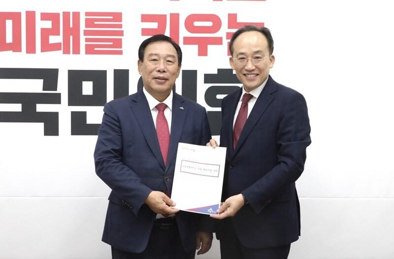 본문 이미지 -  최민호 세종시장(왼쪽)이 7일 국회를 방문해 추경호 국민의힘 원내대표에게 세종 지역 현안사업에 대한 국비 지원을 요청한 뒤 기념사진을 찍고 있다. (세종시 제공) / 뉴스1