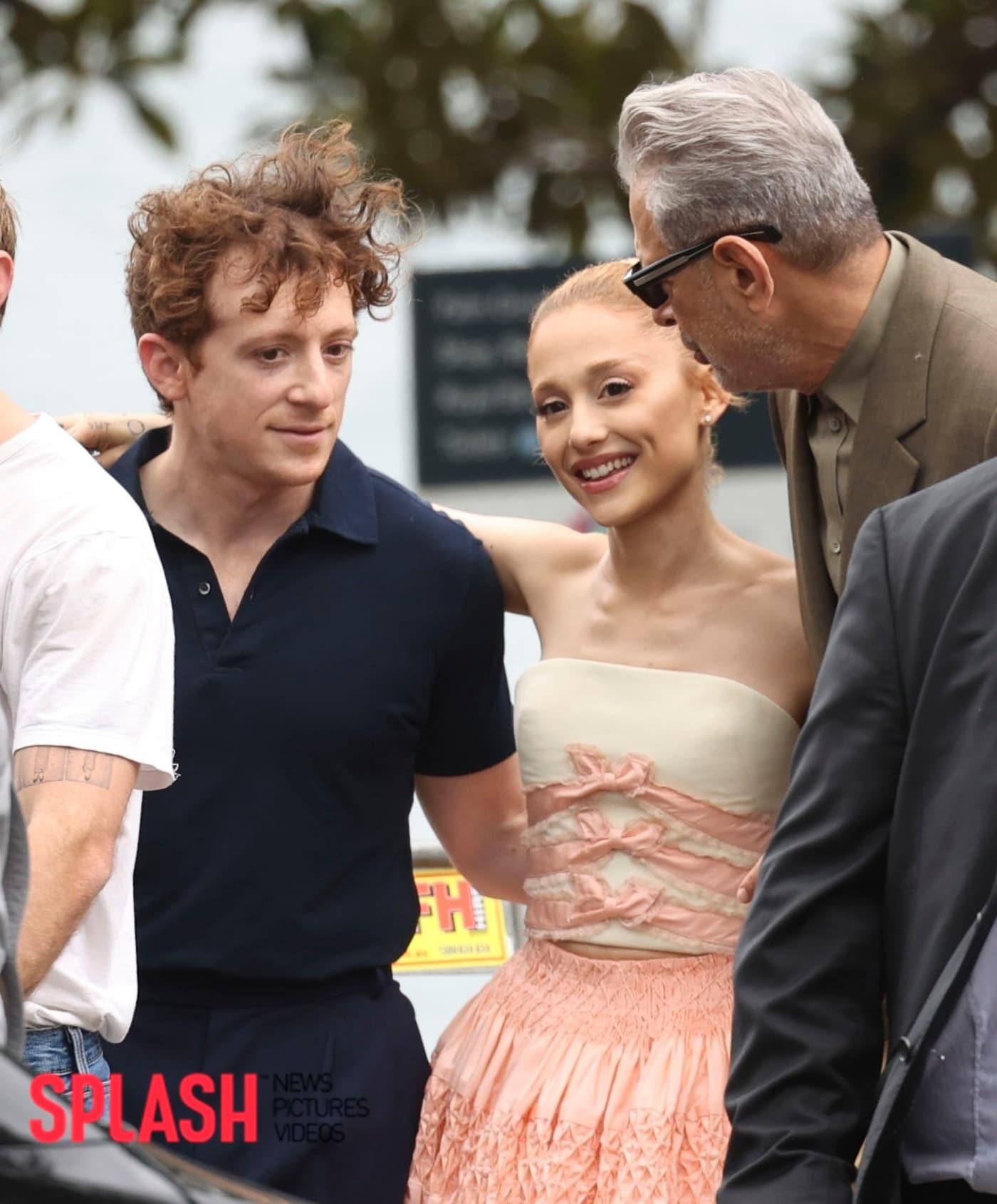 본문 이미지 - 에단 슬레이터와 아리아나 그란데/사진=스플래시 닷컴