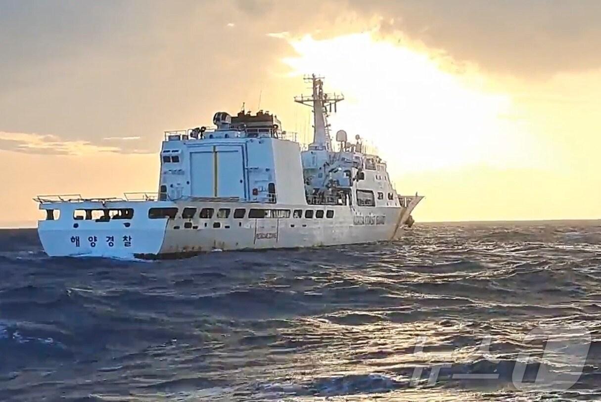 본문 이미지 - 8일 새벽 4시33분쯤 제주 비양도 북서쪽 24㎞ 해상에서 129톤 규모의 금성호135호가 침몰했다. 승선원 27명 중 12명이 실종돼 해경과 해군이 수색 작업을 벌이고 있다.(제주해양경찰청 제공) 2024.11.8/뉴스1 ⓒ News1 홍수영 기자