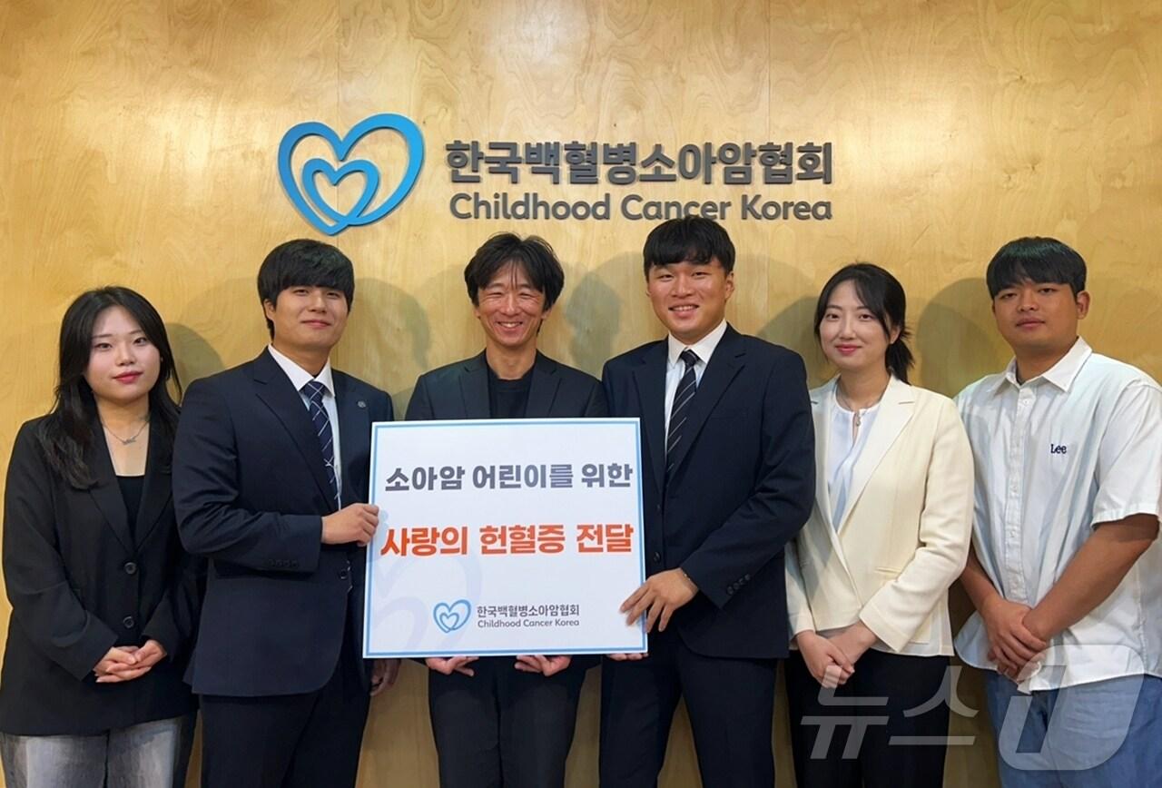 본문 이미지 - 단국대와 한양대 총학생회가 지난달 30일 한국백혈병소아암협회에 헌혈증을 기증하고 있는 모습.(한국백혈병소아암협회 제공)