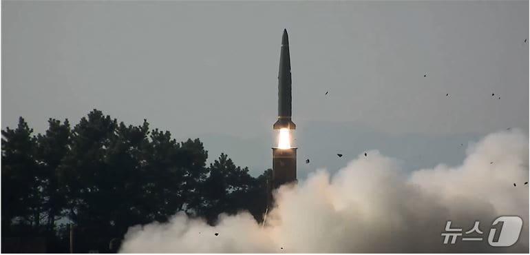 본문 이미지 - 한국형 3축체계의 핵심 전력 중 하나인 현무 지대지미사일.  &#40;합동참모본부 제공&#41; 2024.11.8/뉴스1