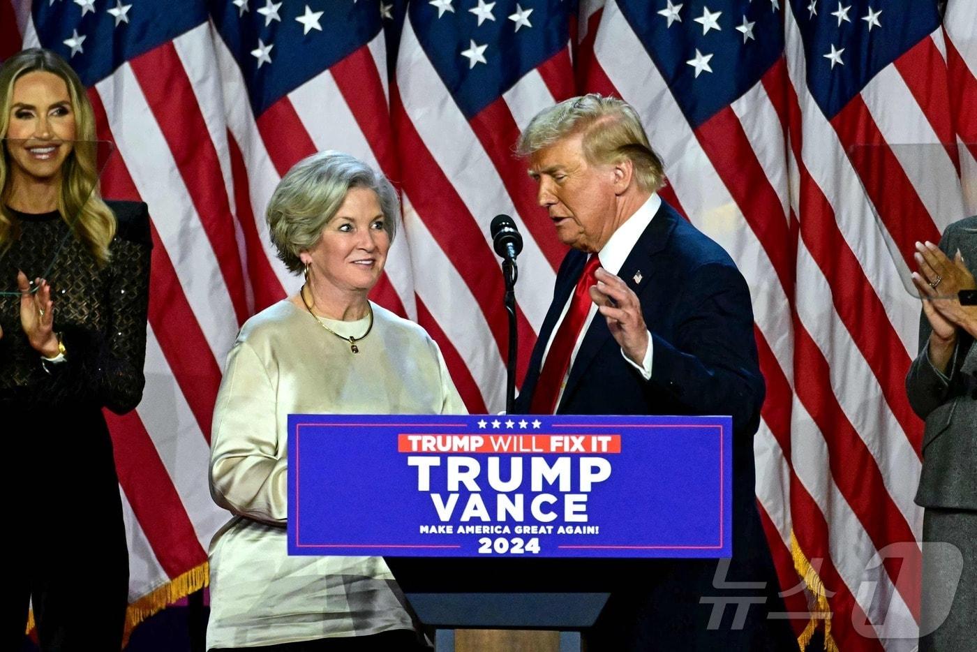 도널드 트럼프 미국 대통령 당선인이 6일 플로리다주 웨스트팜비치에서 열린 대선 승리 행사서 수지 와일스 공동선거대책위원장을 연단으로 불러 얘기를 하고 있다. 트럼프 당선인은 7일 (현지시간) 여성으론 처음으로 와일스를 집권 2기 첫 백악관 비서실장으로 지명했다. 2024.11.08 ⓒ AFP=뉴스1 ⓒ News1 우동명 기자