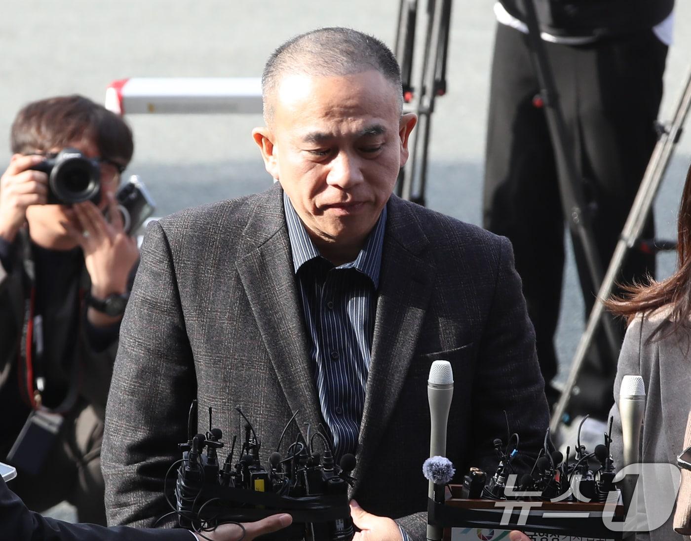 본문 이미지 - '윤석열 대통령 부부 공천 개입 의혹'의 핵심 인물인 명태균 씨가 8일 오전 정치자금법 위반 혐의 피의자 신분으로 검찰 조사를 받기 위해 경남 창원시 성산구 창원지방검찰청으로 출석하며 취재진 질문에 답하고 있다. 2024.11.8/뉴스1 ⓒ News1 윤일지 기자