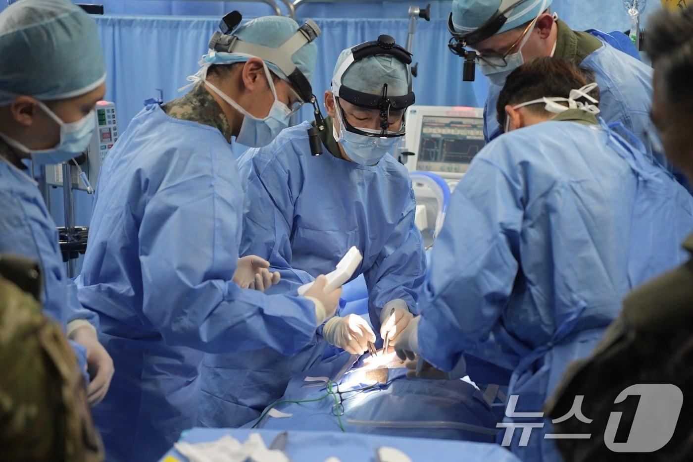 국군대전병원 전방전개외과팀이 2024년 11월 서북도서 방어훈련 중  중상자 응급수술 훈련을 실시하고 있다. (해병대사령부 제공) 2024.11.8/뉴스1