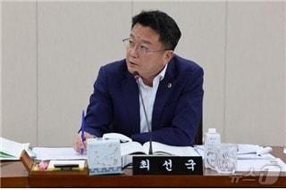 본문 이미지 - 전남도의회 최선국 의원이 문화융성국 행정사무감사에서 질의를 하고 있다.(전남도의회 제공)/뉴스1 