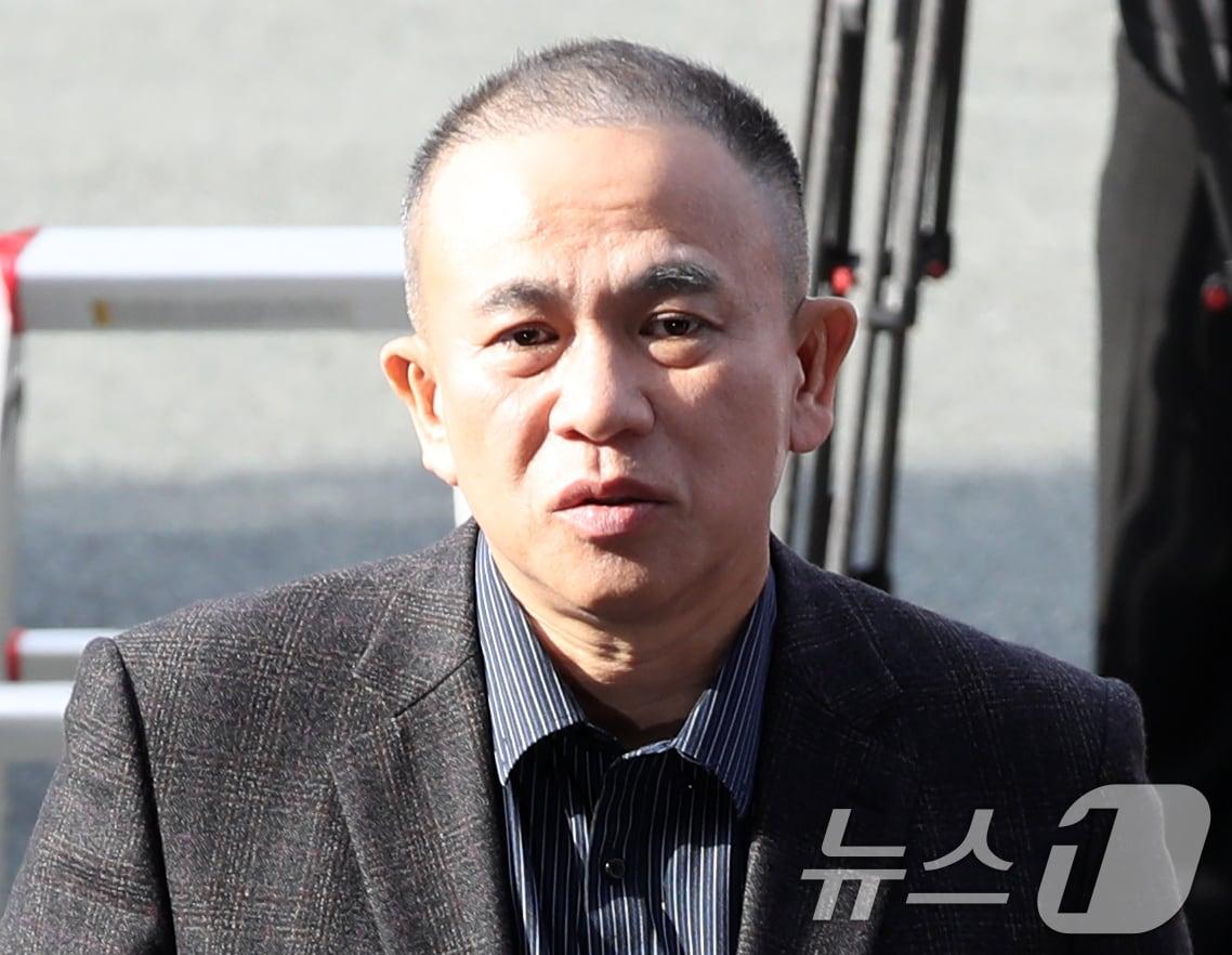 본문 이미지 - 명태균 씨가 정치자금법 위반 혐의 피의자 신분으로 검찰 조사를 받기 위해 경남 창원시 성산구 창원지방검찰청으로 출석하며 취재진 질문을 받고 있다. 2024.11.8/뉴스1 ⓒ News1 윤일지 기자