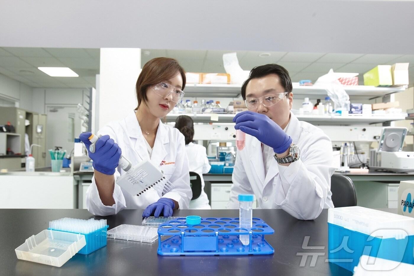 SK바이오팜 연구원이 물질 분석을 하고 있다.(SK바이오팜 제공)/뉴스1 ⓒ News1