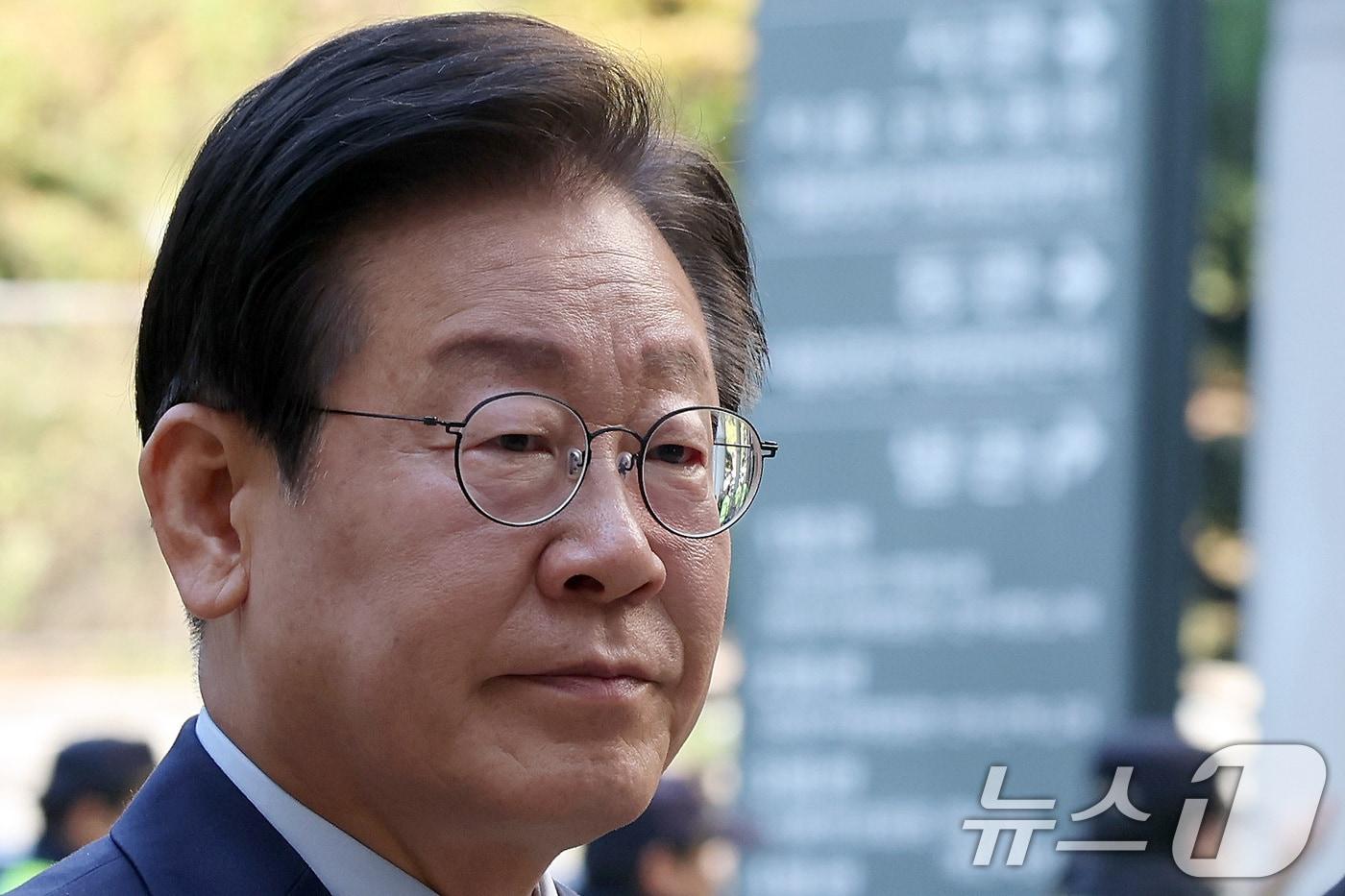 본문 이미지 - 이재명 더불어민주당 대표가 8일 오전 서울 서초구 서울중앙지방법원에서 열린 '대장동 배임·성남FC 뇌물' 특정범죄가중처벌등에관한법률위반(뇌물) 관련 속행 공판에 출석하고 있다. 2024.11.8/뉴스1 ⓒ News1 이동해 기자