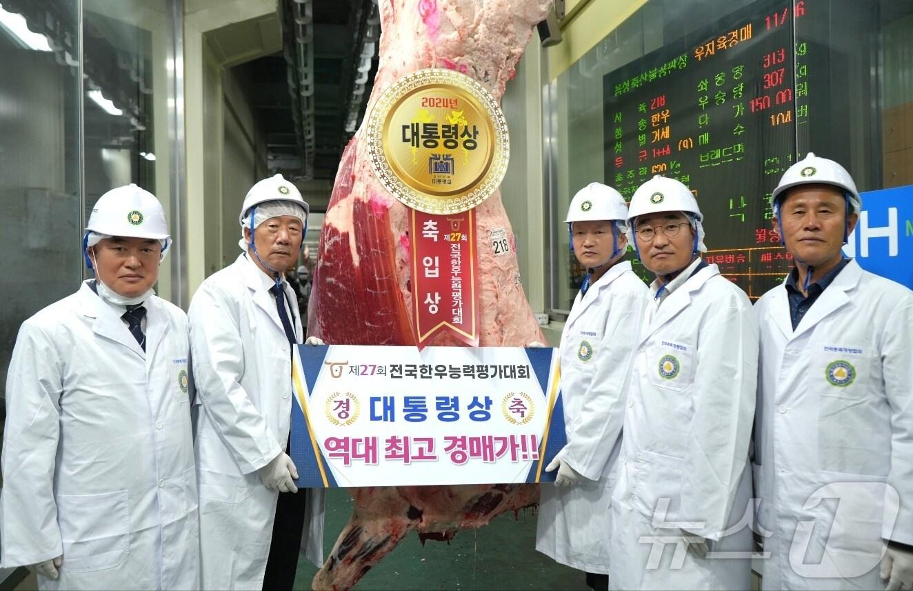 본문 이미지 - 대통령상을 수상한 음성군 홍창영씨 농가의 한우(충북도 제공)