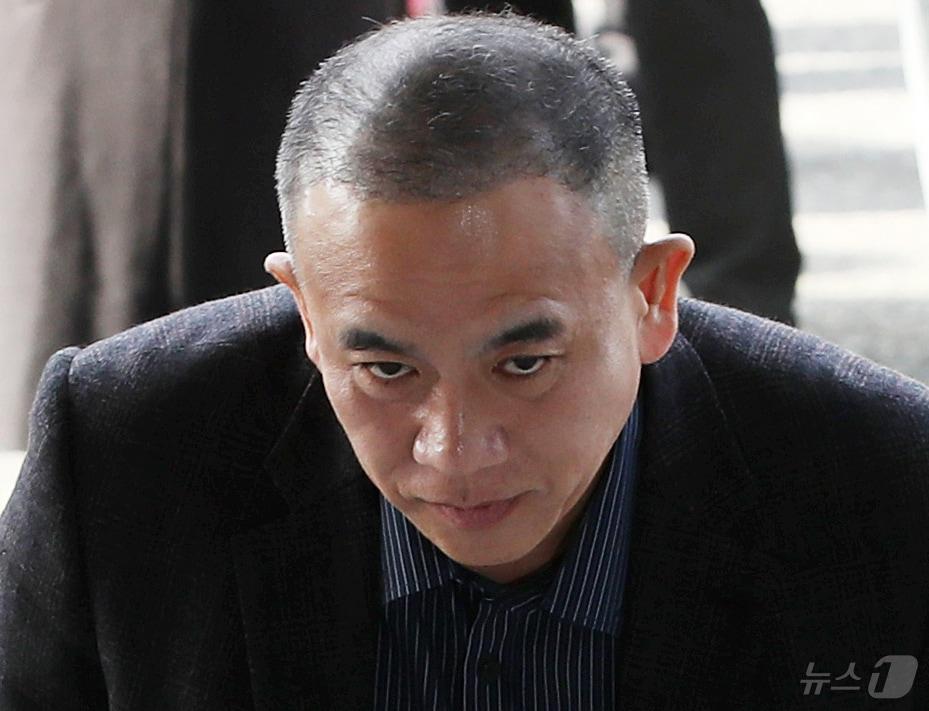 본문 이미지 - '윤석열 대통령 부부 공천 개입 의혹'의 핵심 인물인 명태균 씨가 지난해 11월8일 오전 정치자금법 위반 혐의 피의자 신분으로 검찰 조사를 받기 위해 경남 창원시 성산구 창원지방검찰청으로 출석하고 있다. 2024.11.8/뉴스1 ⓒ News1 윤일지 기자