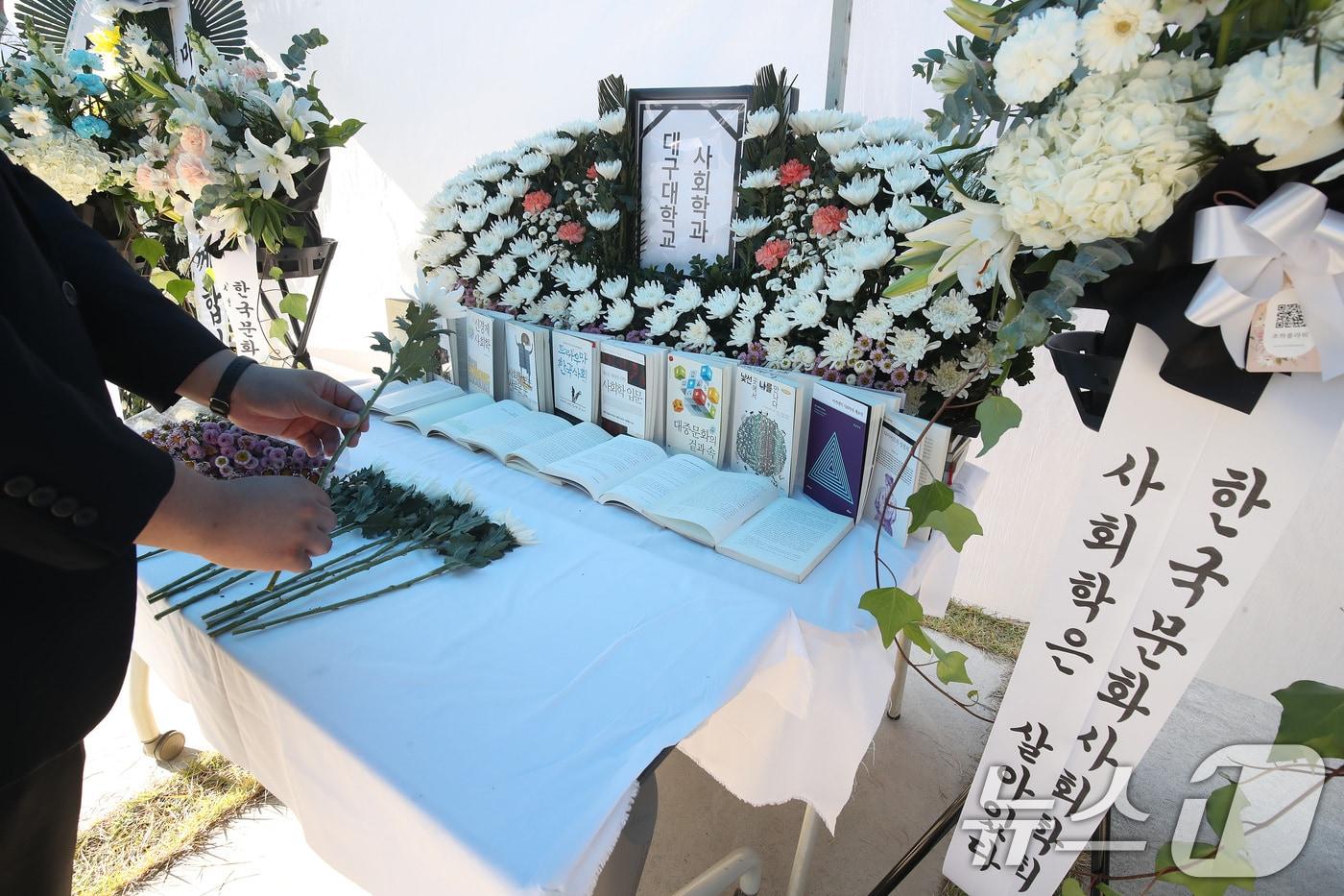 지난해 11월 8일 대구대학교 경산캠퍼스에서 사회학과 학술제 &#39;메모리얼 파티&#40;Memorial Party&#41;&#39;가 열린 가운데 한 졸업생이 사회학과 추모공간을 찾아 헌화하고 있다.  2024.11.8/뉴스1 ⓒ News1 공정식 기자