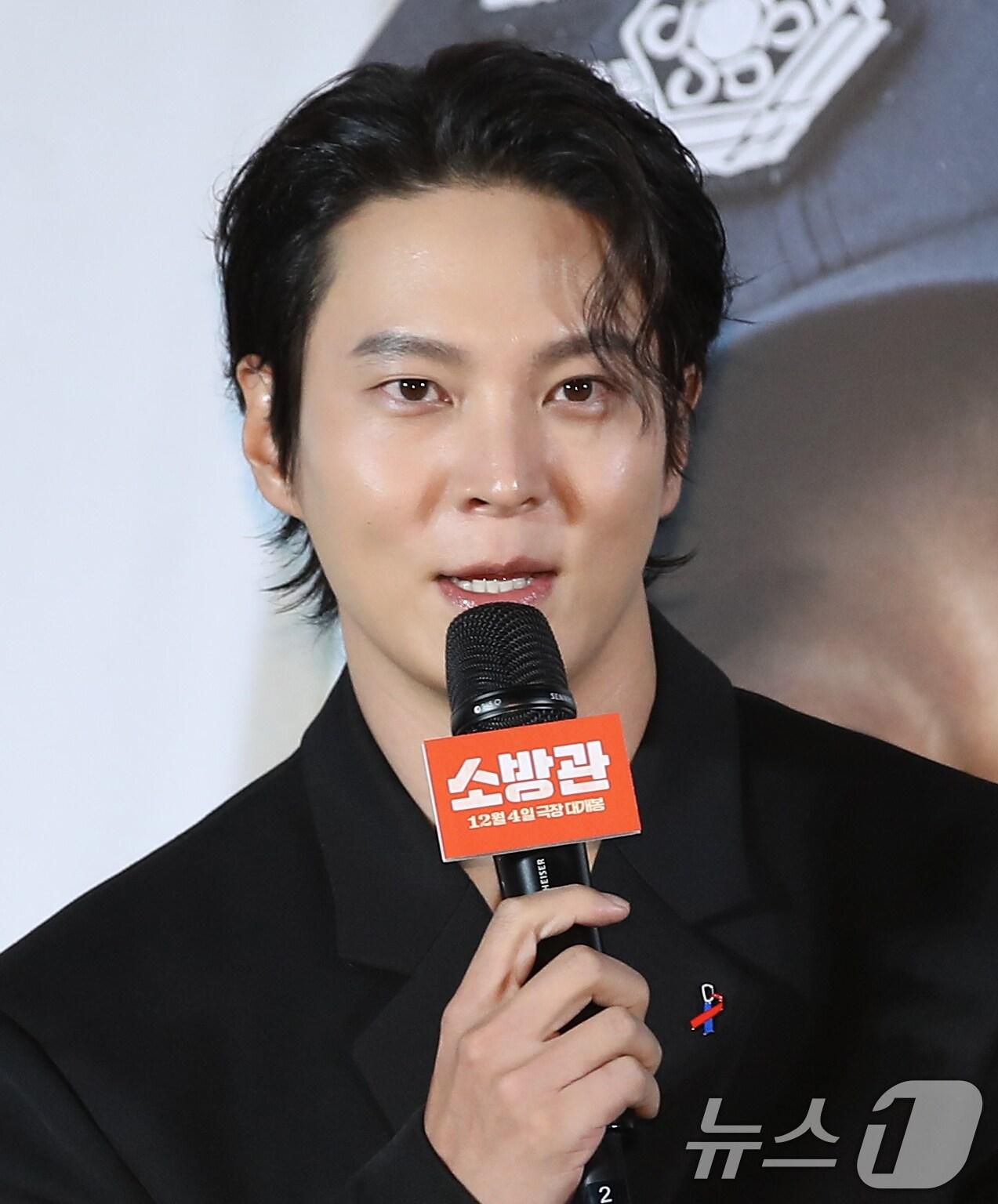 본문 이미지 - 배우 주원이 8일 서울 용산구 CGV 용산아이파크몰에서 열린 영화 '소방관'(감독 곽경택) 제작보고회에서 인사말을 하고 있다. '소방관'은 2001년 홍제동 화재 참사 사건 당시 열악한 환경 속에서도 화재 진압과 전원 구조라는 단 하나의 목표를 가지고 투입된 소방관들의 상황을 그린 작품이다. 2024.11.8/뉴스1 ⓒ News1 권현진 기자