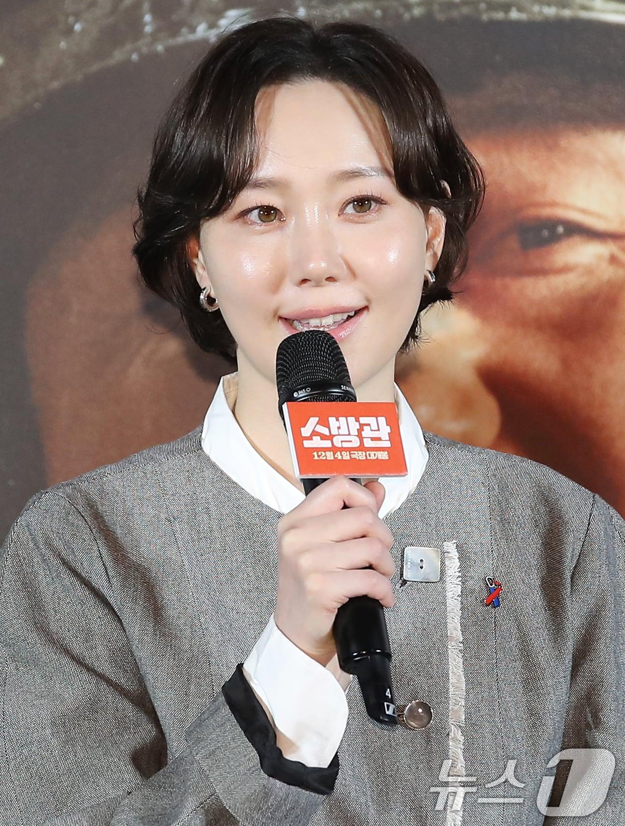 본문 이미지 - 배우 이유영이 8일 서울 용산구 CGV 용산아이파크몰에서 열린 영화 '소방관'(감독 곽경택) 제작보고회에서 인사말을 하고 있다. '소방관'은 2001년 홍제동 화재 참사 사건 당시 열악한 환경 속에서도 화재 진압과 전원 구조라는 단 하나의 목표를 가지고 투입된 소방관들의 상황을 그린 작품이다. 2024.11.8/뉴스1 ⓒ News1 권현진 기자