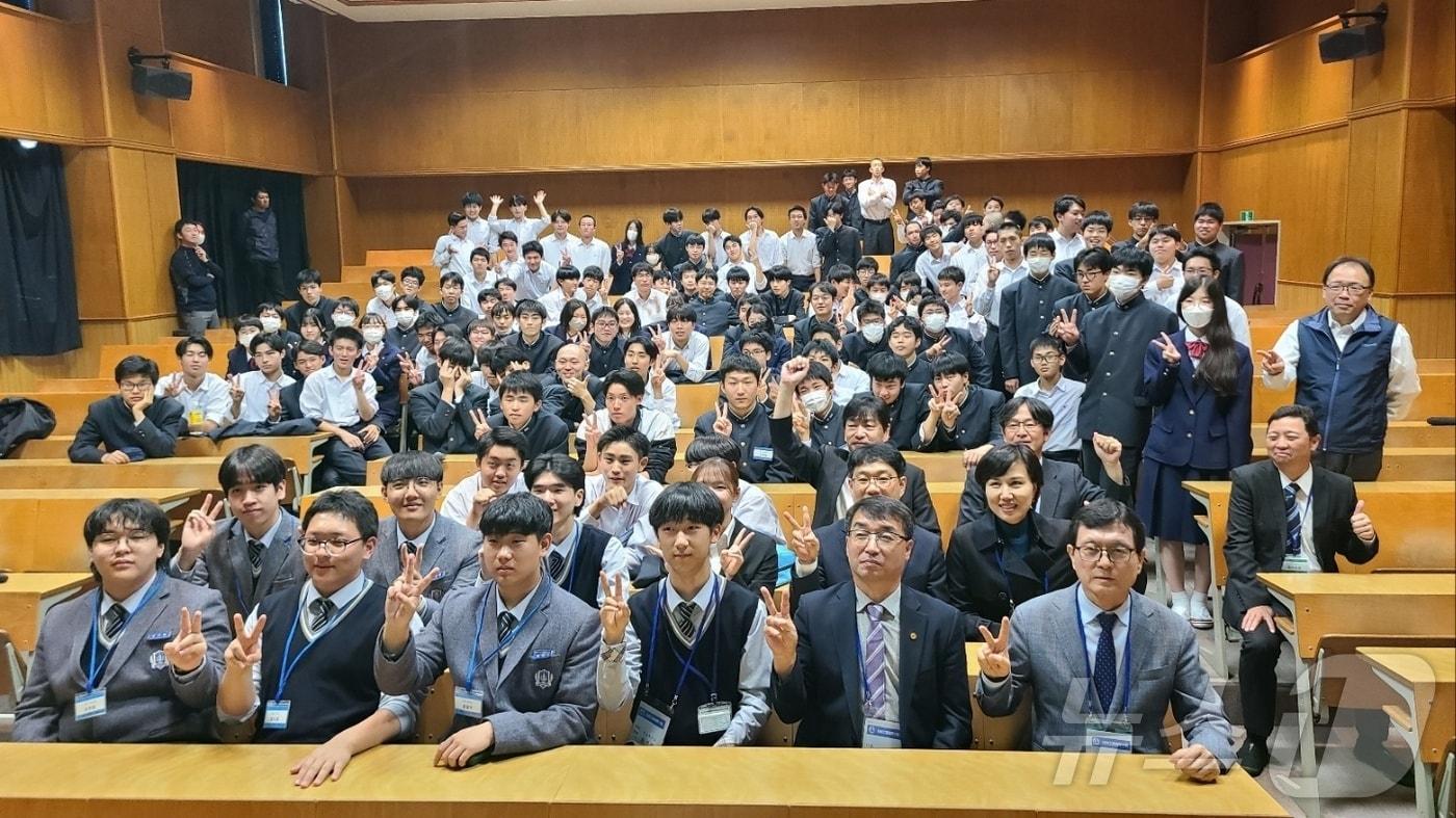 충북 청주공업고등학교 학생들이 자매학교인 일본 야마나시현 코후공업고등학교를 방문해 교류 활동을 진행했다.(충북교육청 제공)/뉴스1