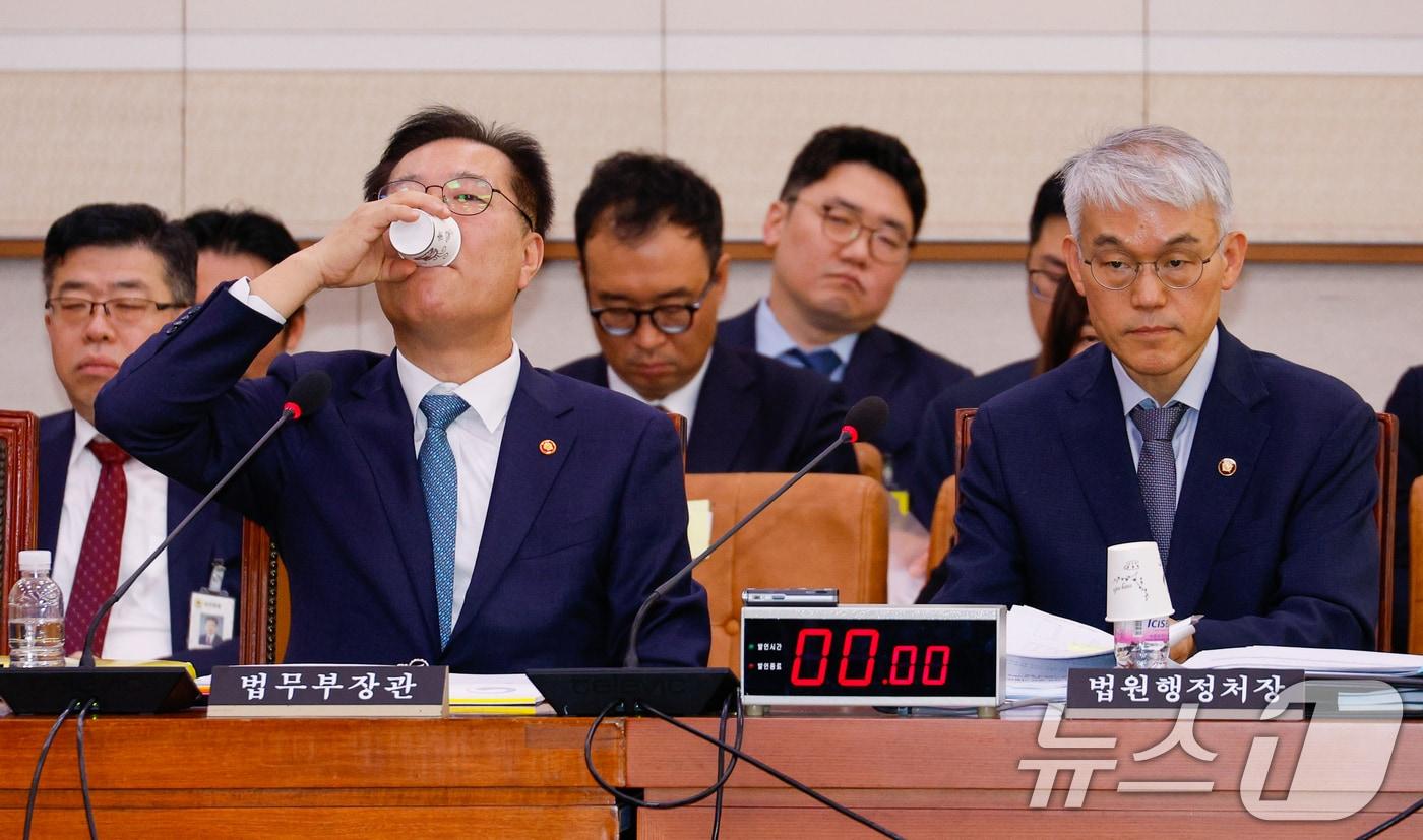 본문 이미지 - 박성재 법무부 장관(왼쪽)과 천대엽 법원행정처장. 2024.11.8/뉴스1 ⓒ News1 안은나 기자