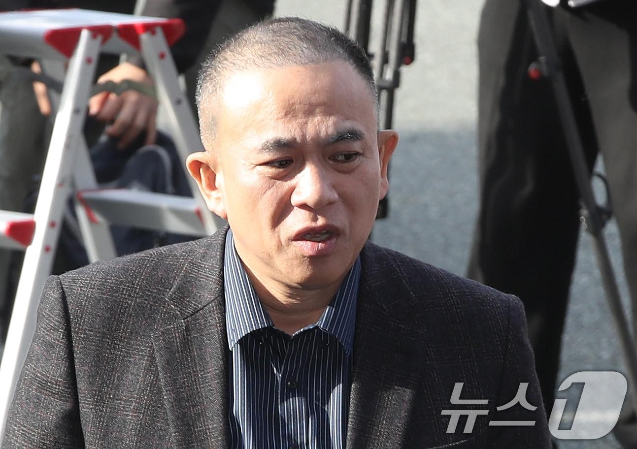 본문 이미지 - '윤석열 대통령 부부 공천 개입 의혹'의 핵심 인물인 명태균 씨가 정치자금법 위반 혐의 피의자 신분으로 검찰 조사를 받기 위해 경남 창원시 성산구 창원지방검찰청으로 출석하며 취재진 질문을 받고 있다. 2024.11.8/뉴스1 ⓒ News1 윤일지 기자