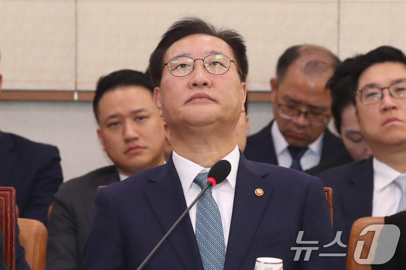 본문 이미지 - 박성재 법무부장관이 8일 오전 서울 여의도 국회에서 열린 법제사법위원회 전체회의에 출석해 예산과 관련한 의원들의 발언을 들으며 생각에 잠겨 있다. 2024.11.8/뉴스1 ⓒ News1 이광호 기자
