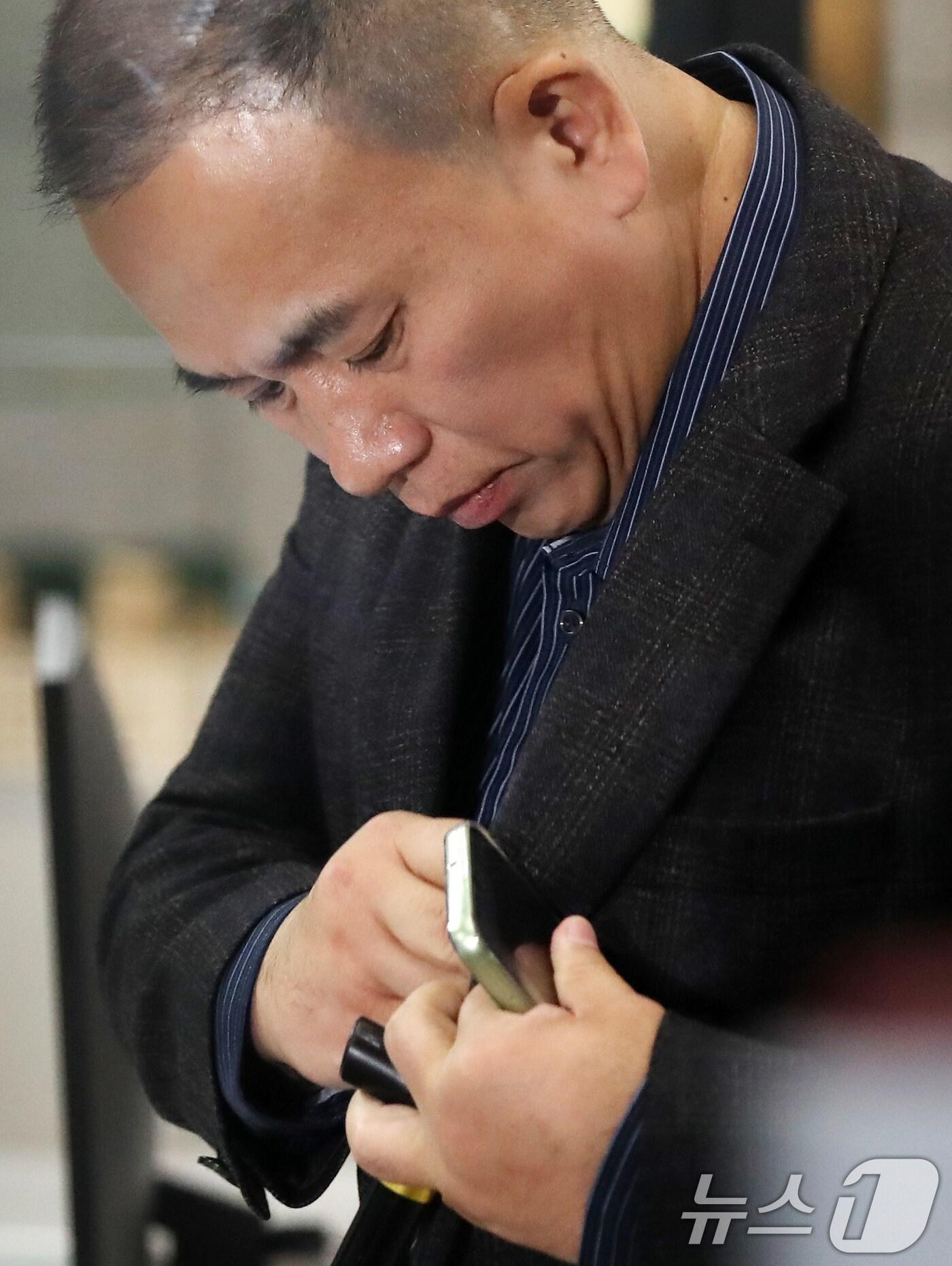 본문 이미지 - '윤석열 대통령 부부 공천 개입 의혹'의 핵심 인물인 명태균씨가 11월8일 오전 정치자금법 위반 혐의 피의자 신분으로 검찰 조사를 받기 위해 경남 창원시 성산구 창원지방검찰청으로 출석하고 있다. 2024.11.8/뉴스1 ⓒ News1 윤일지 기자