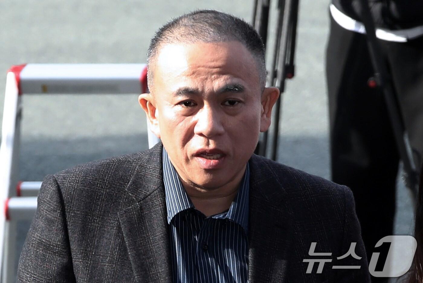 '윤석열 대통령 부부 공천 개입 의혹'의 핵심 인물인 명태균 씨가 8일 오전 정치자금법 위반 혐의 피의자 신분으로 검찰 조사를 받기 위해 경남 창원시 성산구 창원지방검찰청으로 출석하며 취재진 질문에 답하고 있다. 2024.11.8/뉴스1 ⓒ News1 윤일지 기자