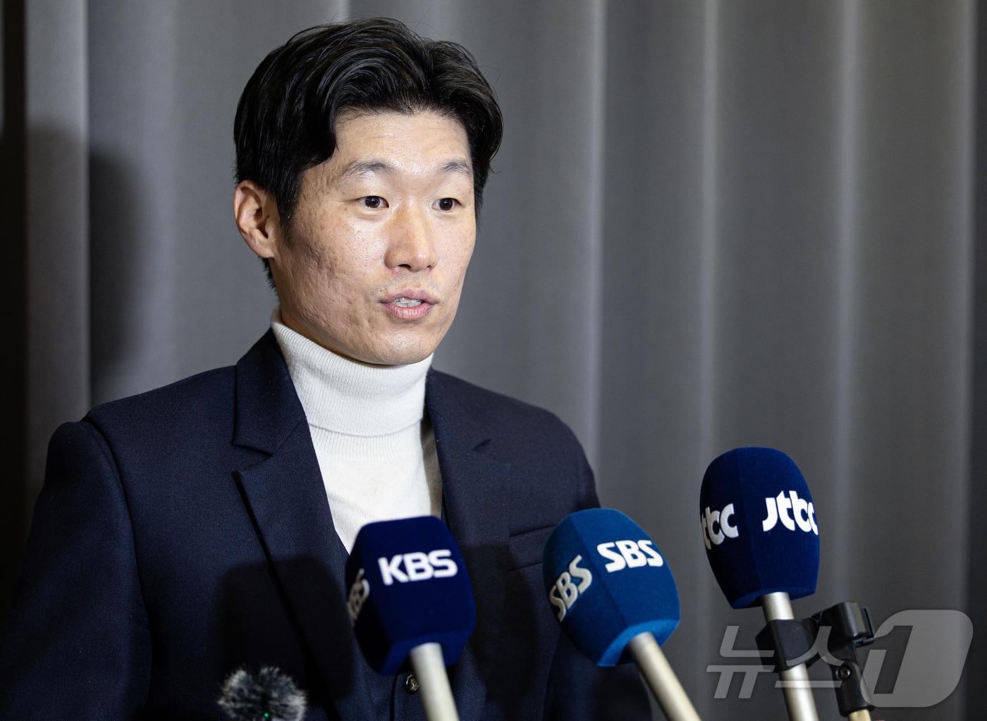 본문 이미지 - 박지성 JS파운데이션 이사장이 8일 오전 경기도 수원시 팔달구 WI컨벤션에서 열린 제13회 JS 파운데이션 재능학생 후원금 전달식을 마친 후 취재진 질문에 답변하고 있다. 2024.11.8/뉴스1 ⓒ News1 이재명 기자