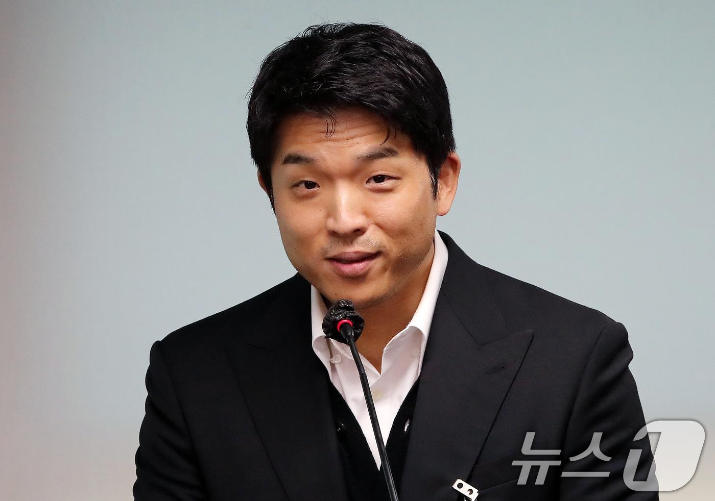 본문 이미지 - 안성재 모수 오너셰프가 8일 오전 서울 중구 서울시의회 의원회관에서 열린 서울시의회 문화체육관광위원회 행정 사무감사에 증인으로 출석해 의원 질의에 답하고 있다. 안 셰프는 레스토랑 '모수 서울(모수)'이 '서울 미식 주간(Taste of Seoul)' 선정 음식점에 4년 연속 뽑힌 것과 관련해 서울시 '서울 미식 100선' 사업의 공정성과 미쉐린 가이드 등 미식산업 관련 질의에 답하고 조언을 하기위해 출석했다. 2024.11.8/뉴스1 ⓒ News1 박세연 기자