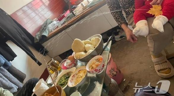 본문 이미지 - 아이가 식탁 위로 오줌을 싸고 있는 모습 - SCMP 갈무리