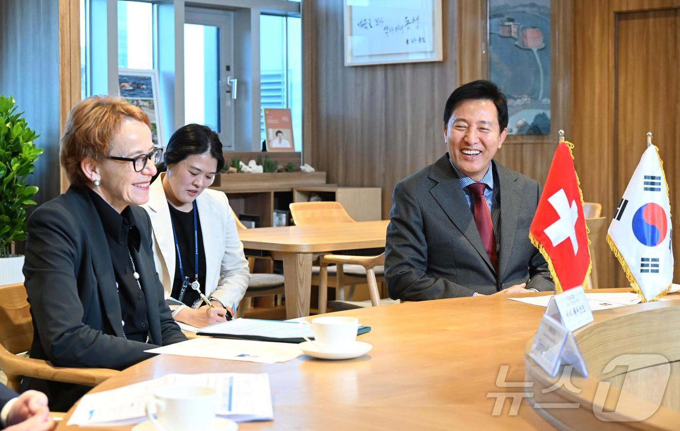 본문 이미지 - 오세훈 서울시장이 8일 집무실에서 에바 헤어초크 스위스 상원의장을 만나 대화를 나누고 있다.(서울시 제공)