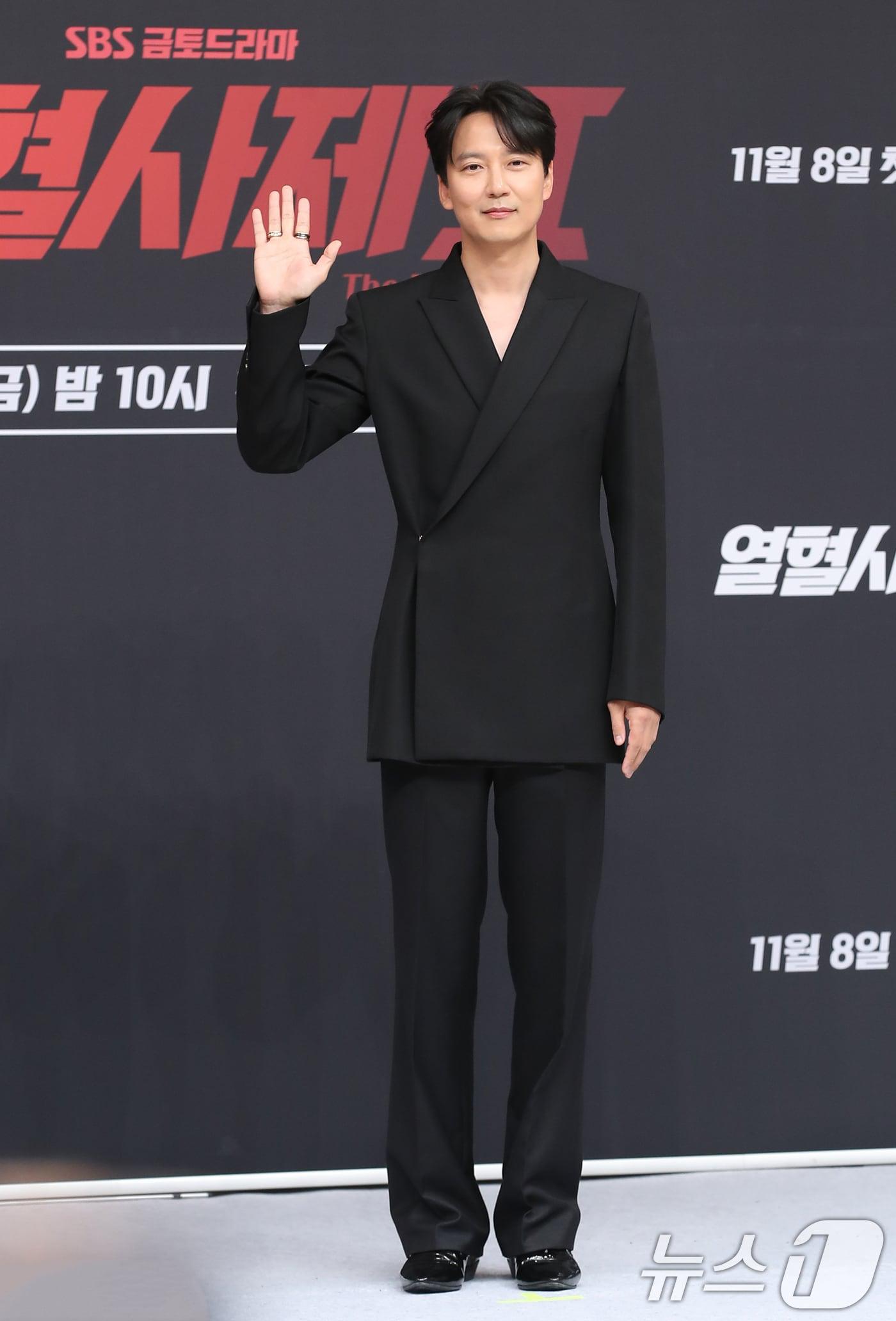 본문 이미지 - 배우 김남길이 8일 서울 양천구 SBS에서 진행된 SBS 새 금토드라마 '열혈사제2' 제작발표회에서 포즈를 취하고 있다. '열혈사제2'는 낮에는 사제, 밤에는 벨라또의 역할을 위해 천사파 보스로 활약하는 분노 조절 장애 열혈 신부 김해일(김남길 분)이 부산으로 떠 국내 최고 마약 카르텔과 한판 뜨는 노빠꾸 공조 수사극이다. 2024.11.8/뉴스1 ⓒ News1 권현진 기자